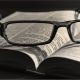 Symbolbild Buch mit Brille